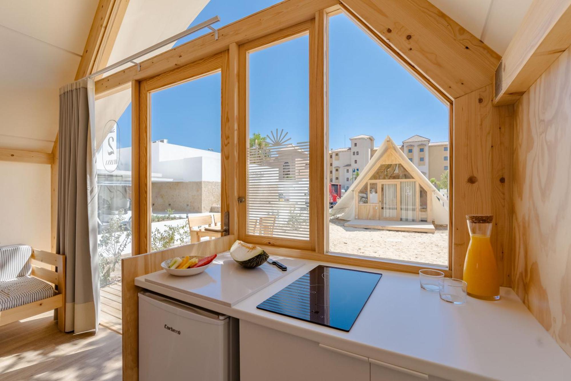 Costa Del Sol Glamping Village 푸엔히롤라 외부 사진